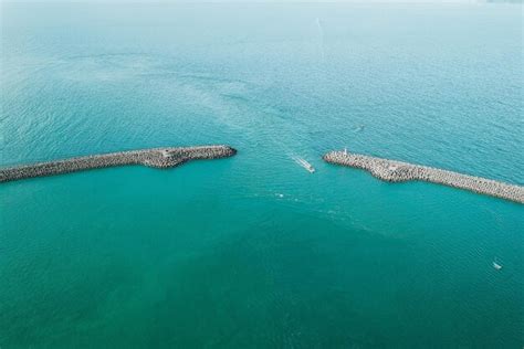  Navigating the Maze: A Psychological Journey Through Malaysian Landscapes - Unveiling the Secrets of Cultural Identity and Self-Discovery